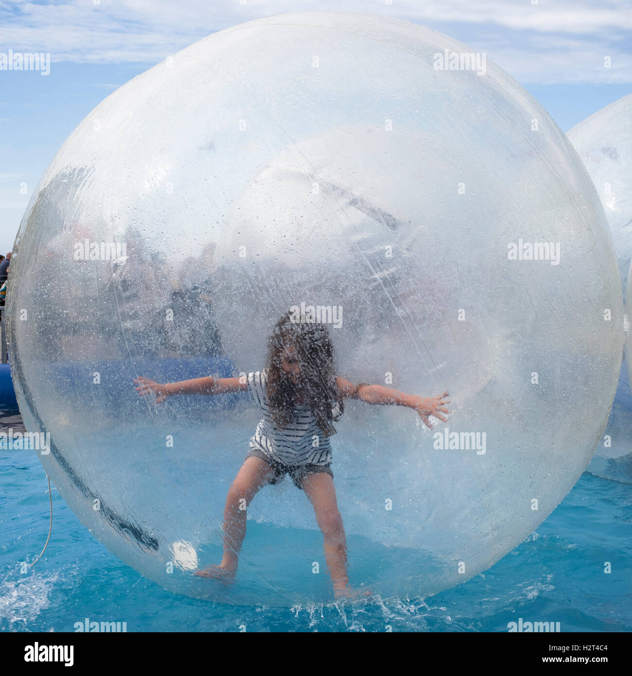 La concentrazione all'interno di un acqua sfera a piedi, Llandudno Pier, Wales, Regno Unito Foto Stock