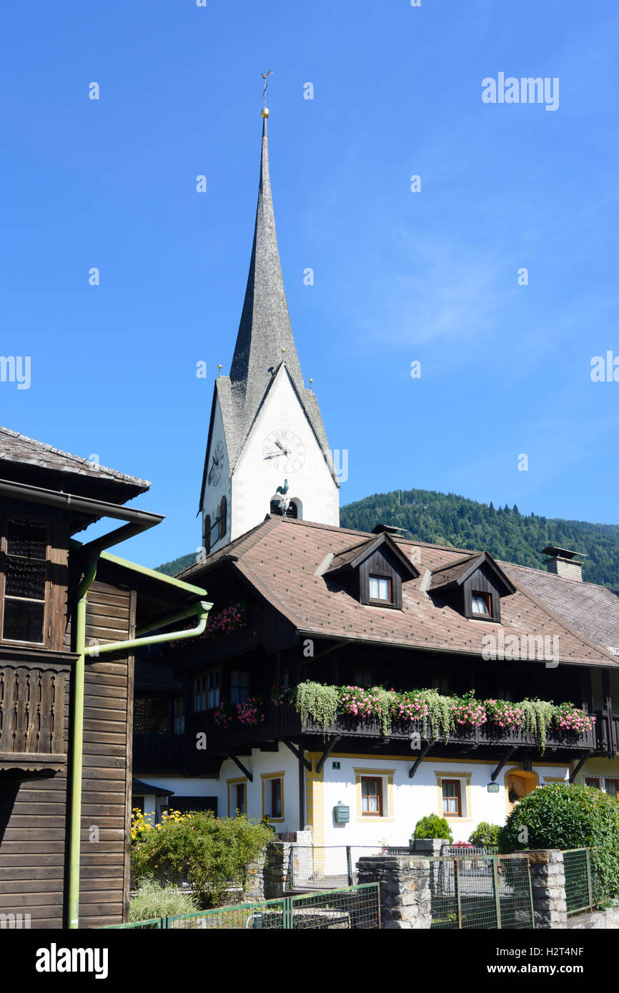 Treffen am Ossiacher See: casa tradizionale, chiesa San Massimiliano, , Kärnten, Carinzia, Austria Foto Stock
