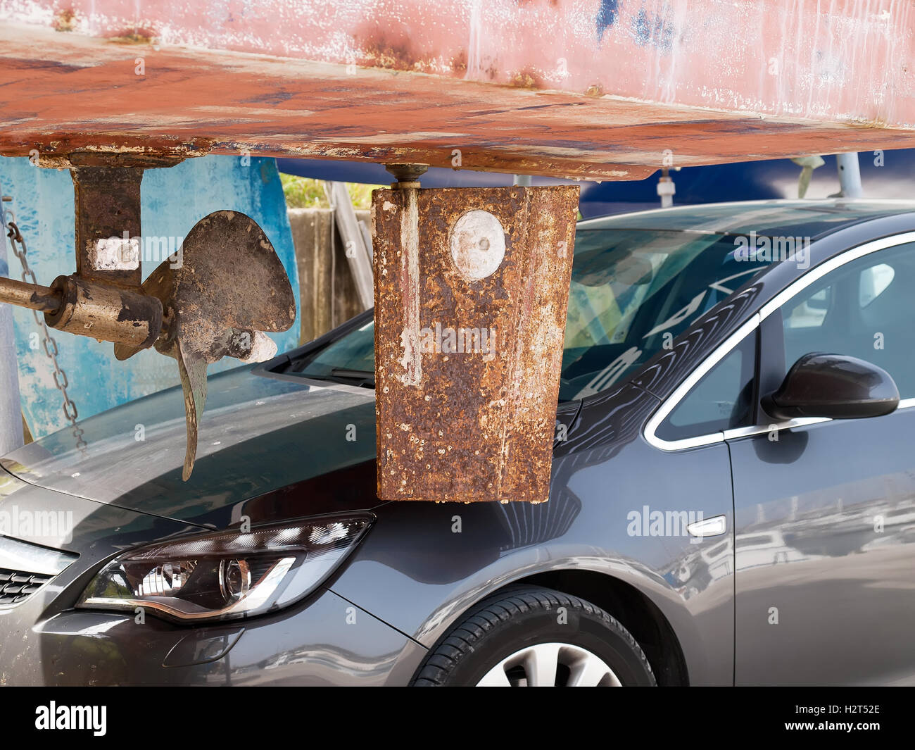 Imbarcazione a motore e auto Foto Stock