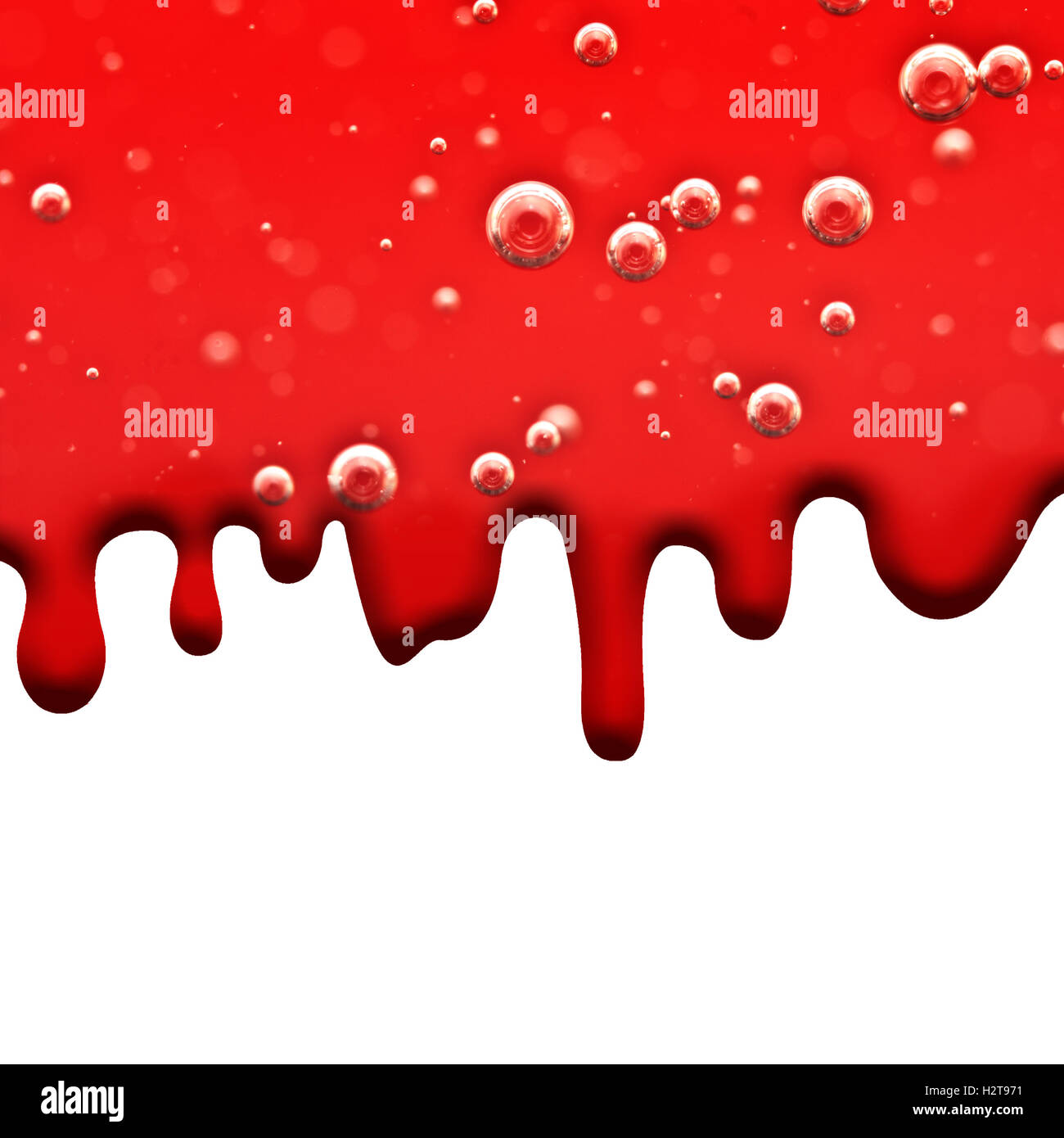 Flussi di liquido rosso sangue stillicidio, Macro bolle di aria per il progetto medico o altre varianti su sfondo bianco, area per Tex Foto Stock