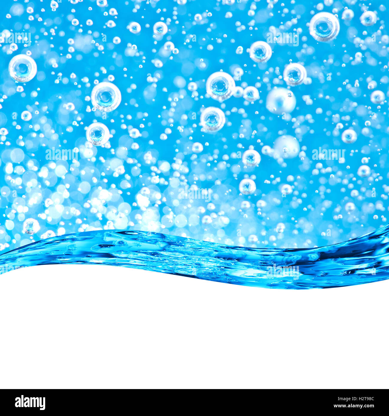 Onda Blu, acqua, close-up bolle di aria, area per il testo su sfondo bianco. Foto Stock