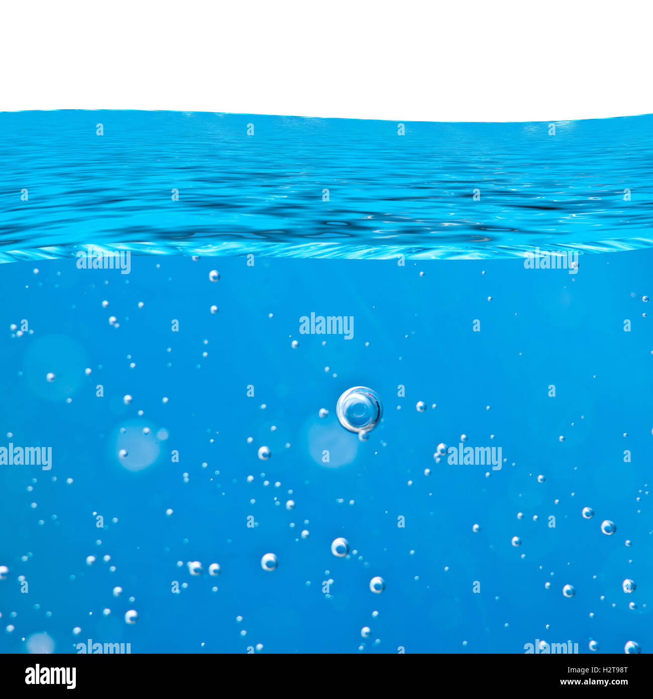 Onda Blu acqua, close-up bolle di aria, solari, area per il testo su sfondo bianco. Foto concettuale. Concetto di risorsa di acqua Foto Stock