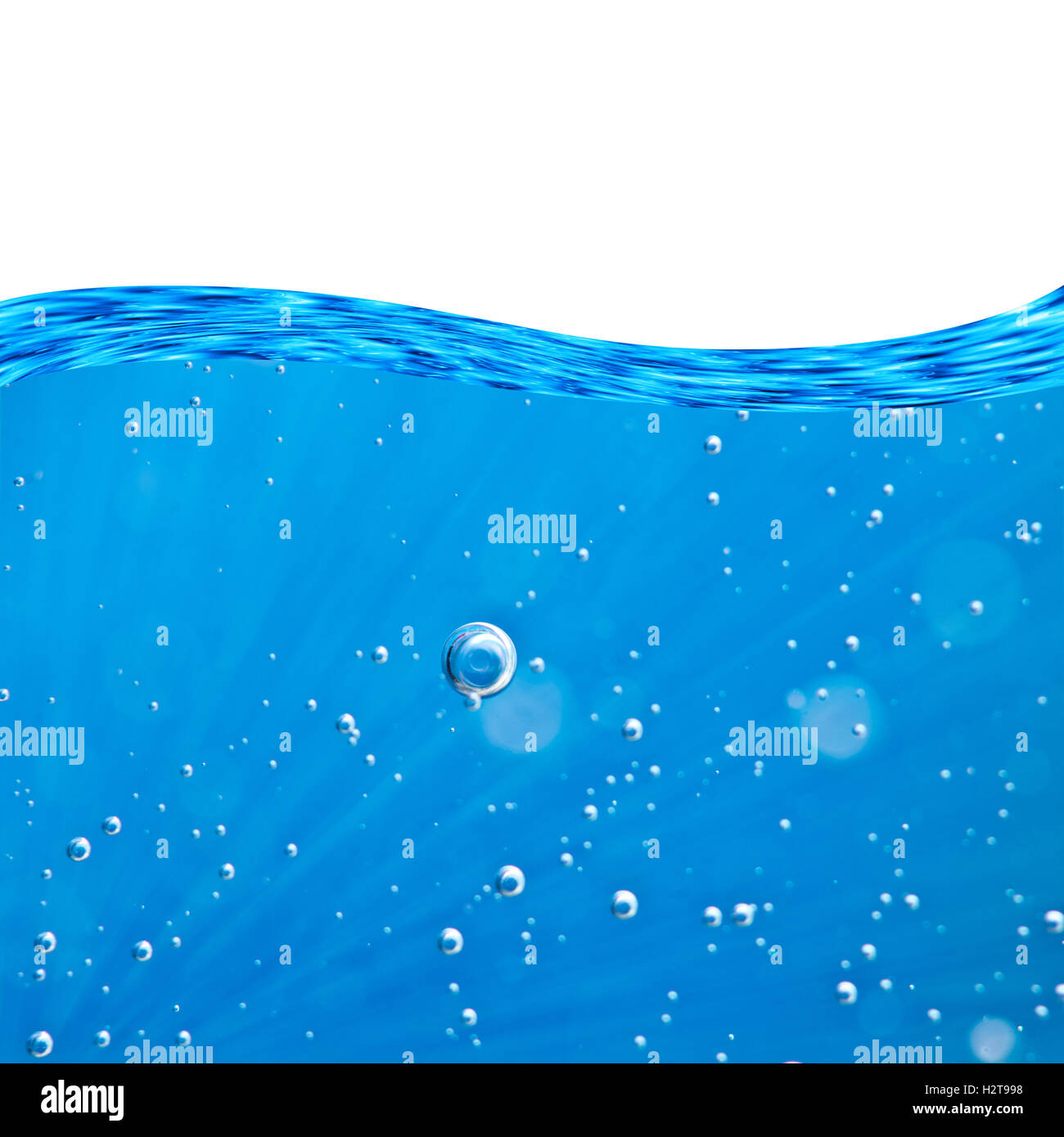 Onda Blu, acqua, close-up bolle di aria, travi, solari, area per il testo su sfondo bianco. Foto concettuale. Concetto acqua Foto Stock