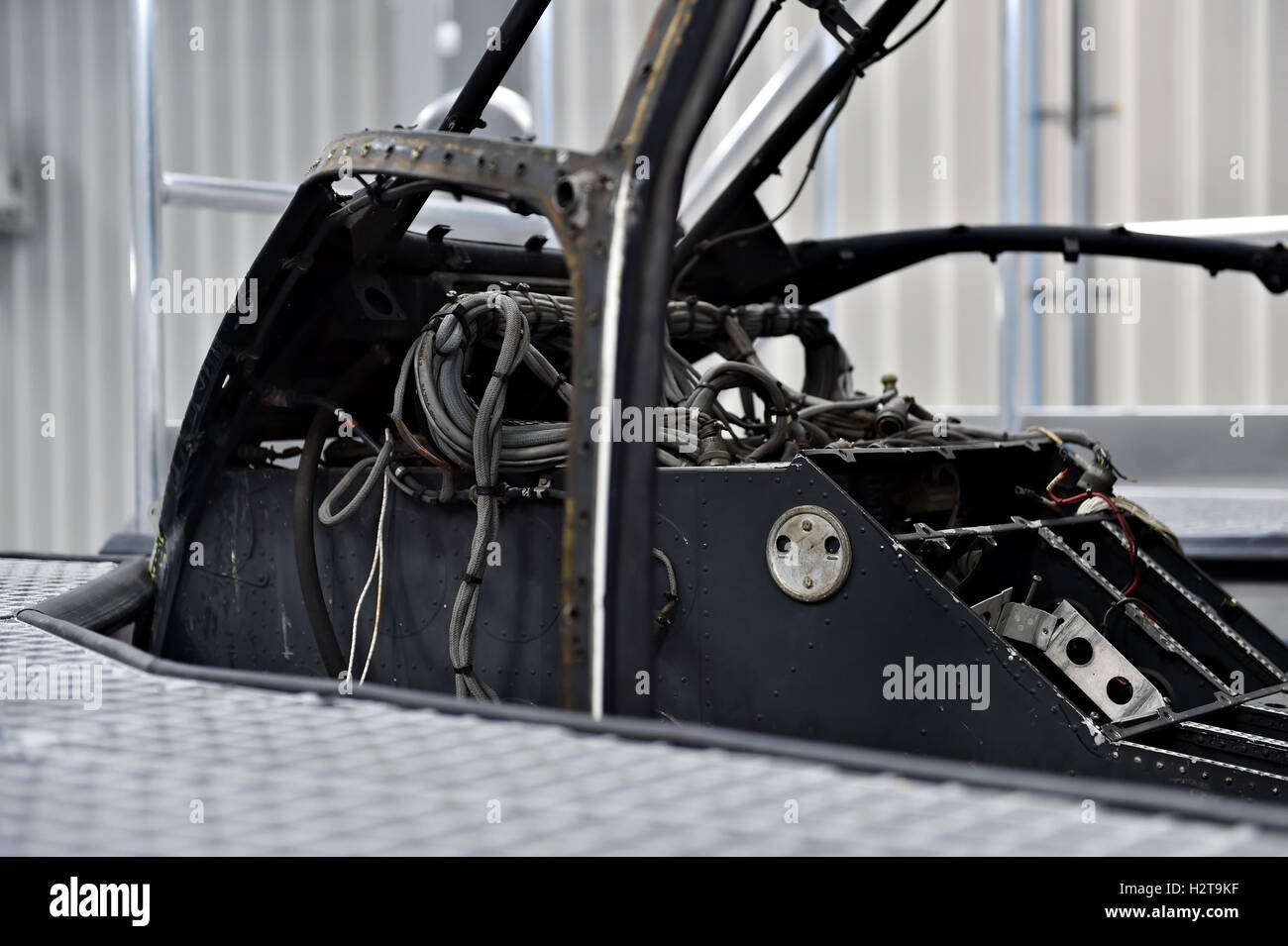 Dettaglio con elicottero fusoliera sulla linea di riparazione in fabbrica Foto Stock