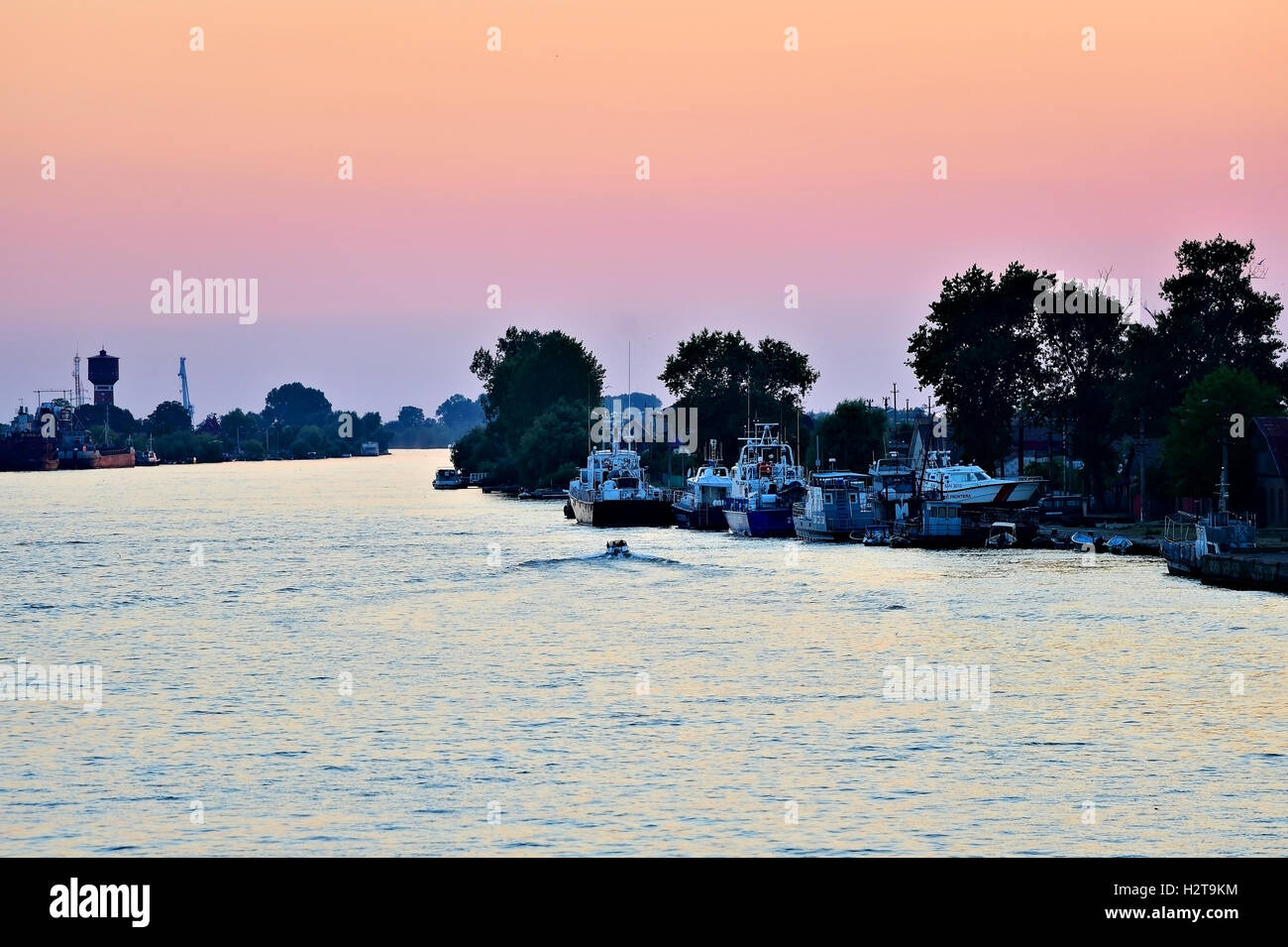 Sulina ramo del fiume Danubio in Romania al tramonto Foto Stock