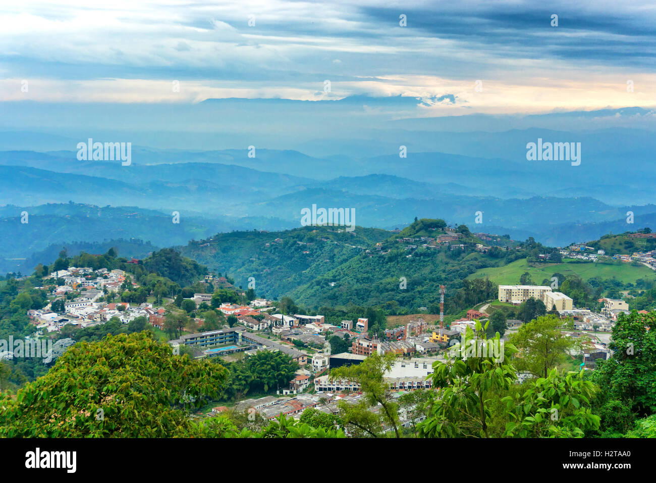 Vista di Manizales e delle dolci colline del paesaggio in Colombia Foto Stock