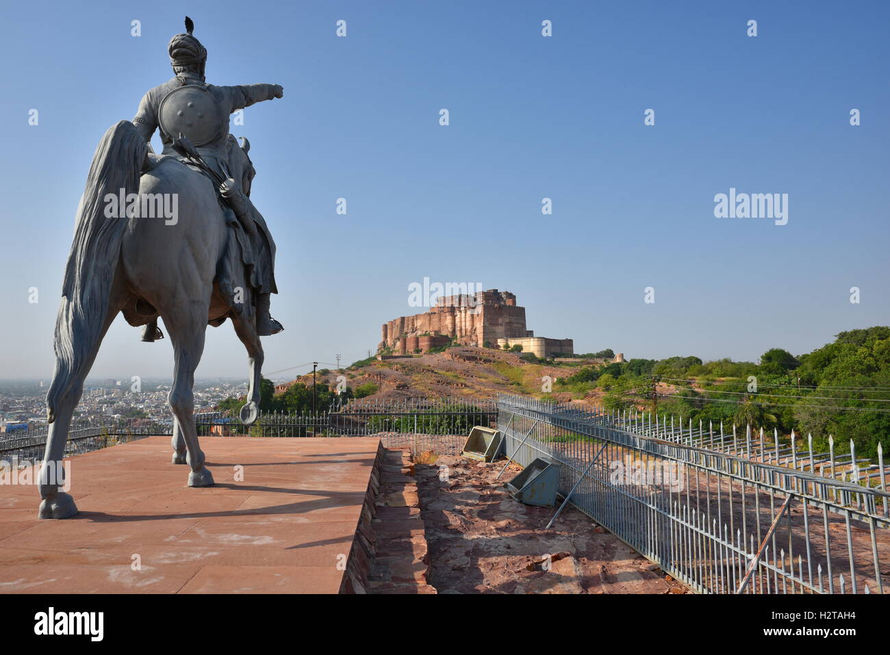 Statua di Rao Jodha (fondatore di Jodhpur) e maestoso Forte Mehrangarh situato in Jodhpur, Rajasthan,l'India Foto Stock