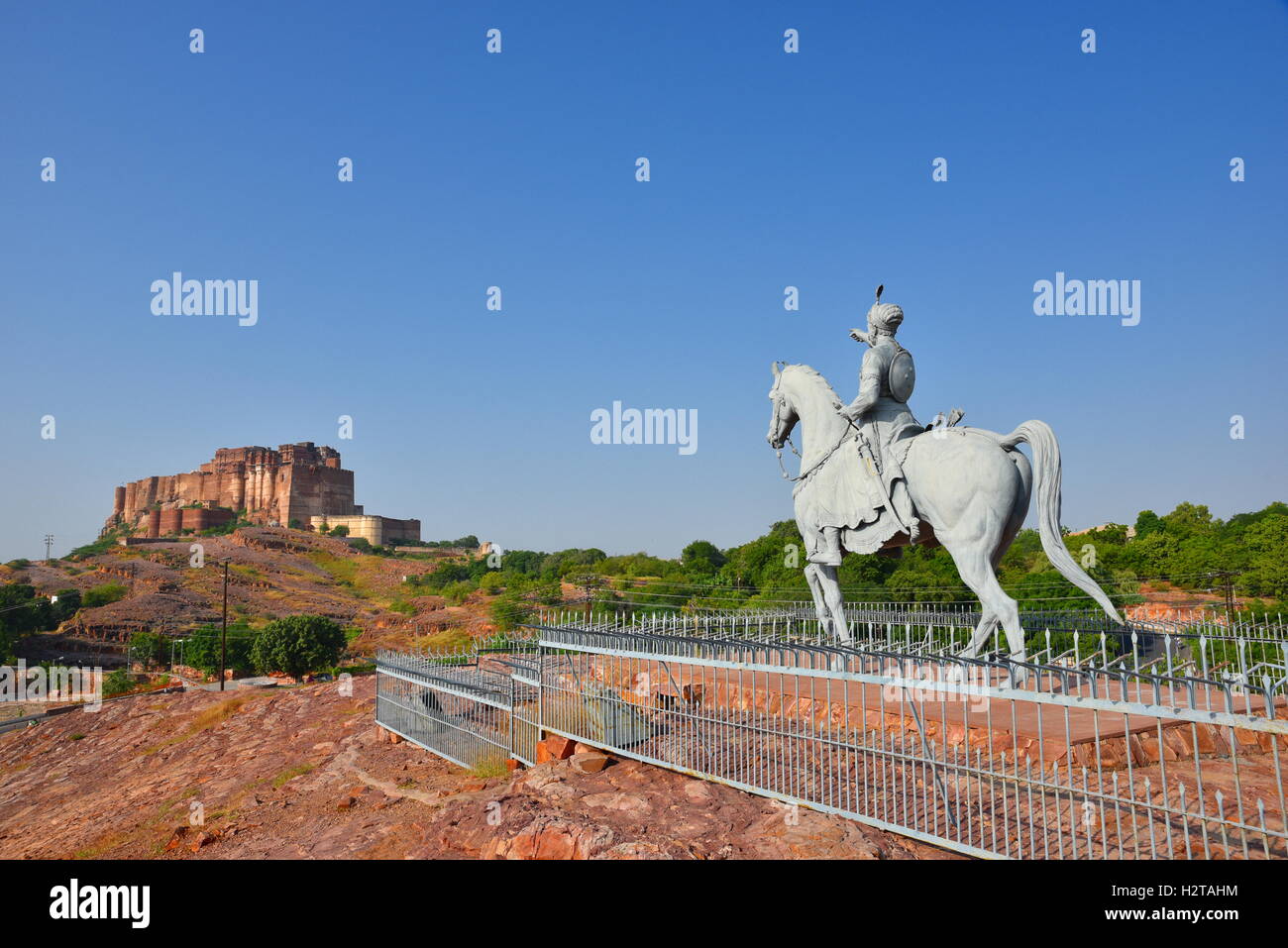 Statua di Rao Jodha (fondatore di Jodhpur) e maestoso Forte Mehrangarh situato in Jodhpur, Rajasthan,l'India. Foto Stock