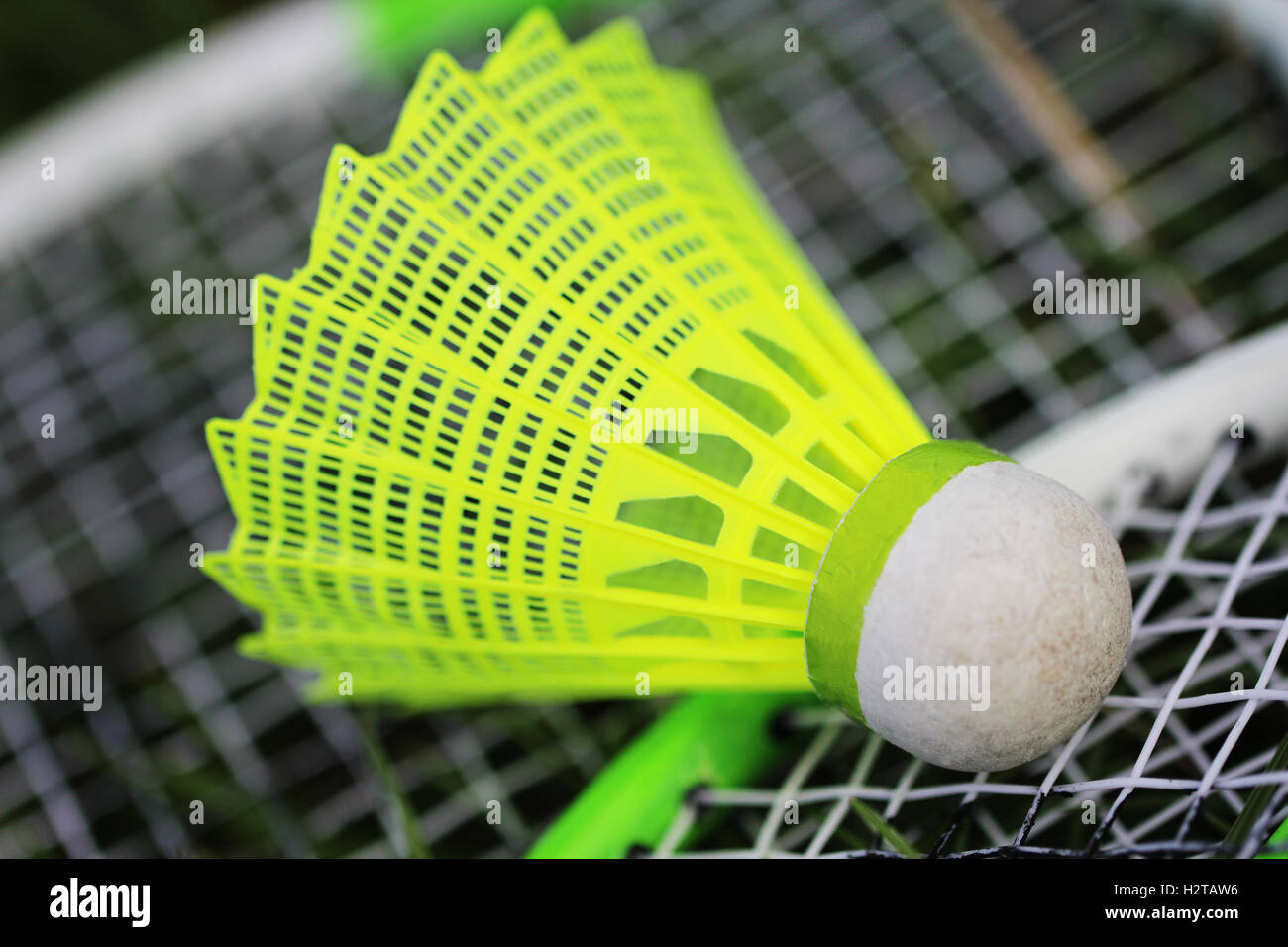 Il nylon verde brillante volano per badminton giochi Foto stock - Alamy