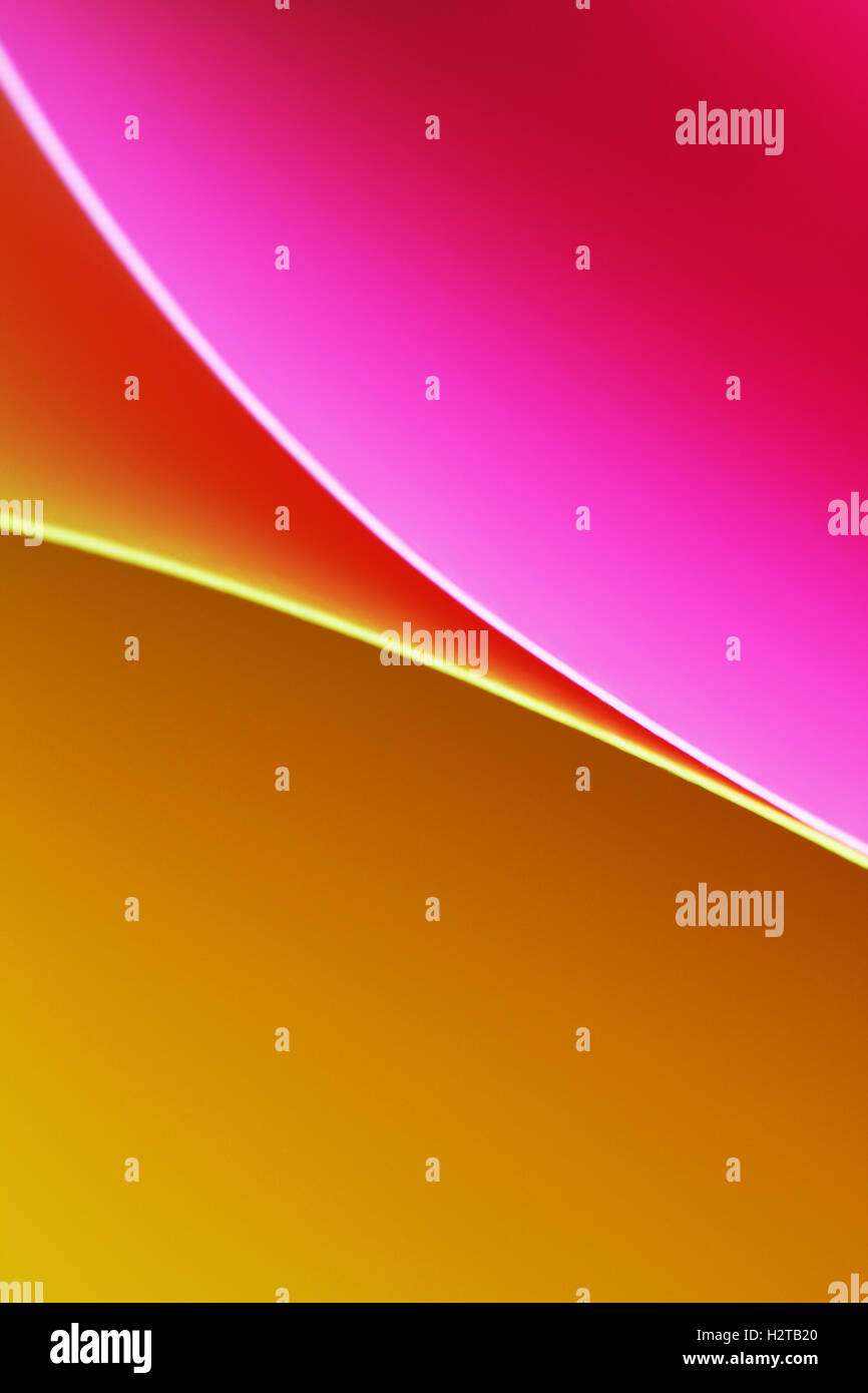 Abstract della risma di carta colorata sfocati sullo sfondo. La pila di carta di diversi colori sfocati Foto Stock