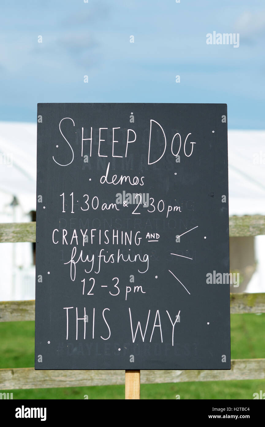Sheepdog demo scritto su una scheda di gesso segno a Dalyseford mostra d'autunno. Inghilterra Foto Stock