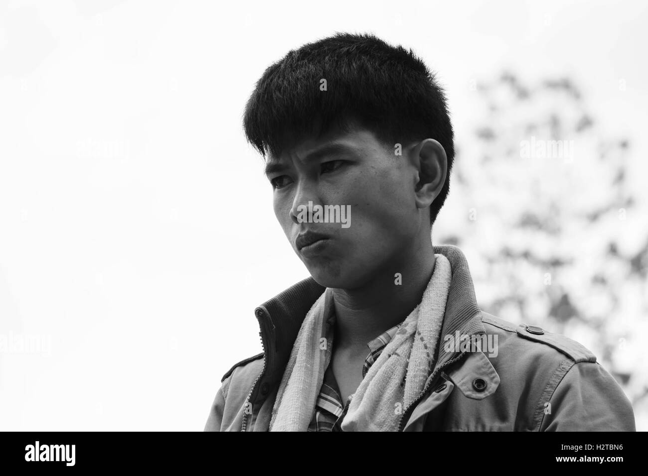 Giornata lunga per un lavoratore povero tornando a casa sul fiume Nam - Laos Foto Stock