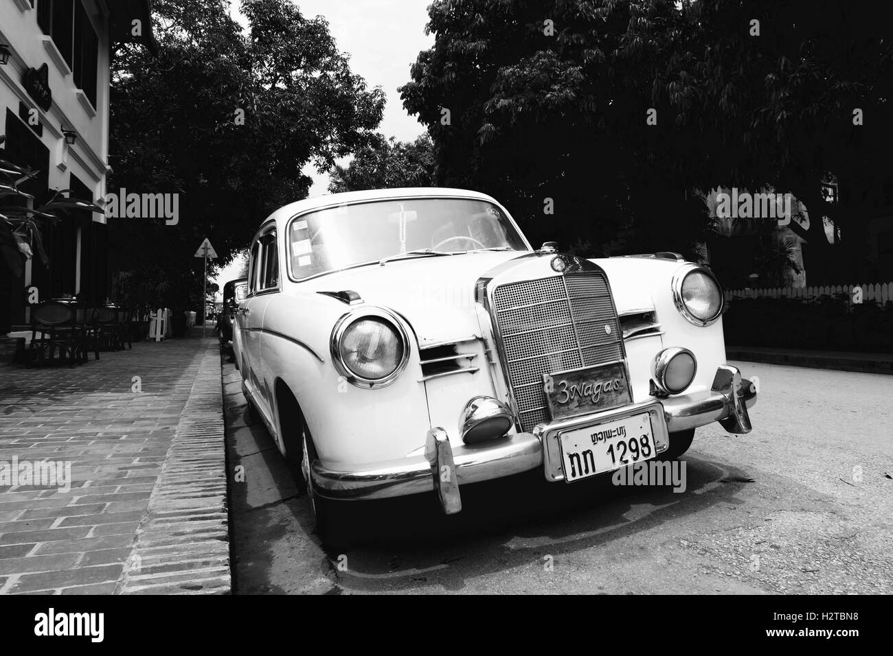 Vecchia auto di fronte all'antico edificio coloniale in Luang Prabang - Laos Foto Stock