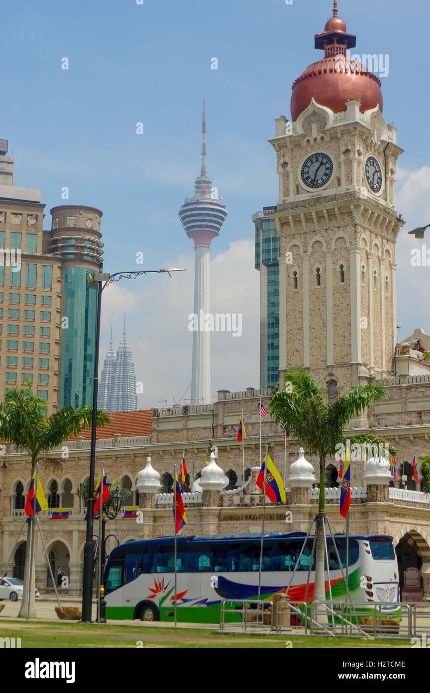 La torre dell'orologio di Palazzo Sultano Abdul Samad vicino piazza Mederka di Kuala Lumpur in Malesia Foto Stock