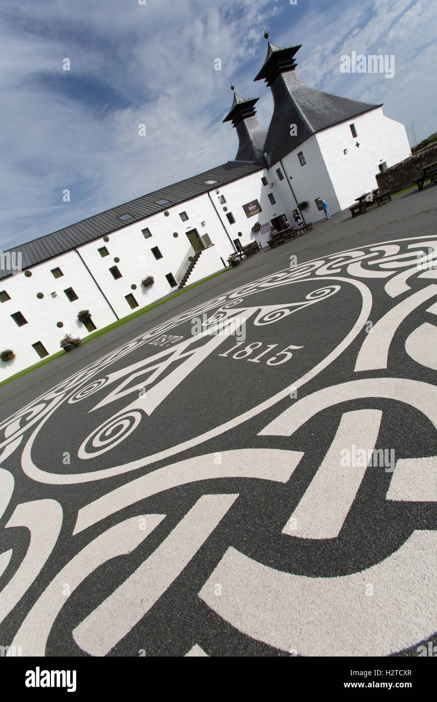 Isola di Islay, Scozia. Vista pittoresca del Ardbeg distilleria di whisky, con l'emblema Ardbeg in primo piano. Foto Stock