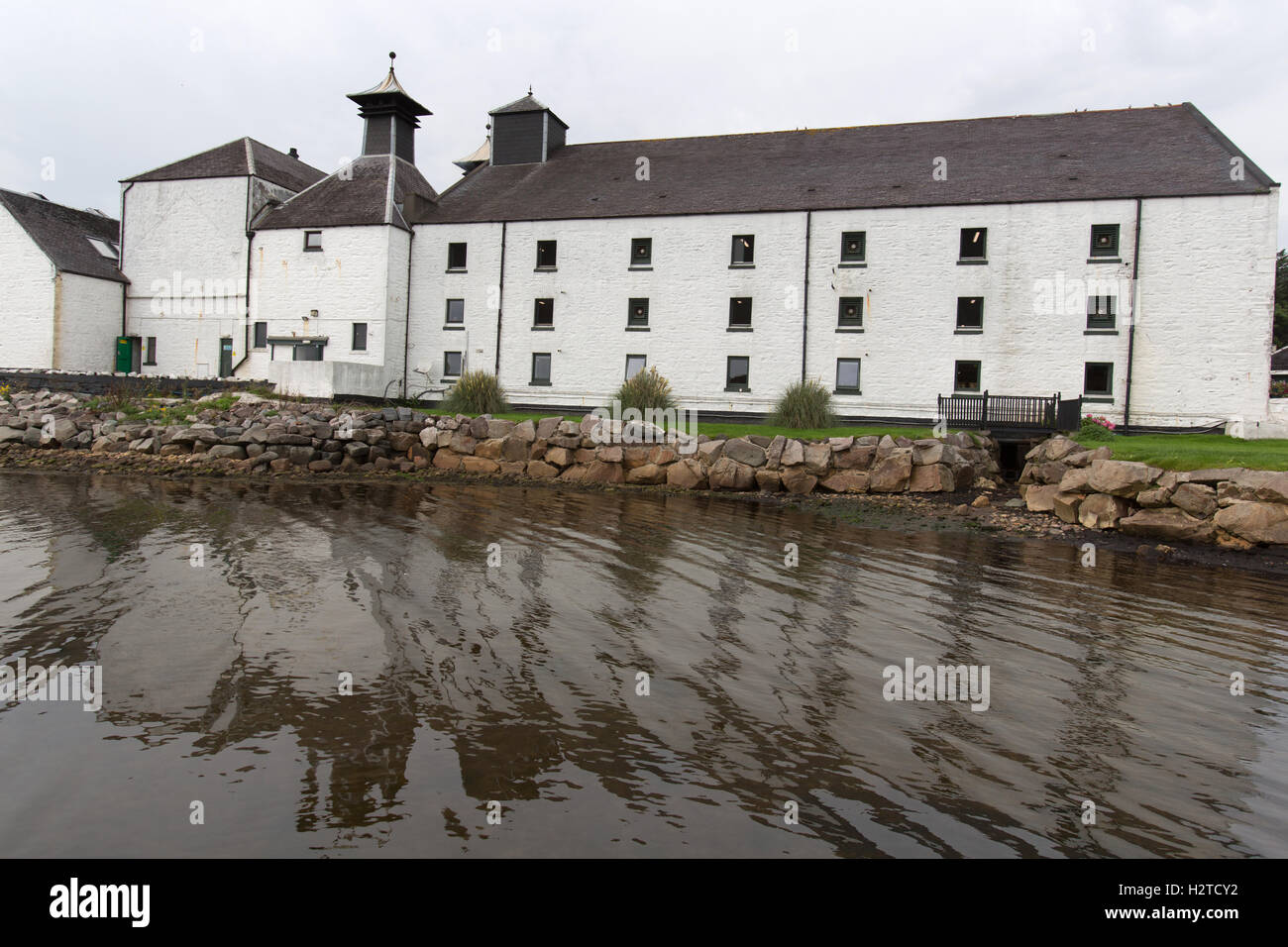 Isola di Islay, Scozia. Vista pittoresca del Laphroaig distilleria di whisky sulle rive di Loch Laphroaig. Foto Stock