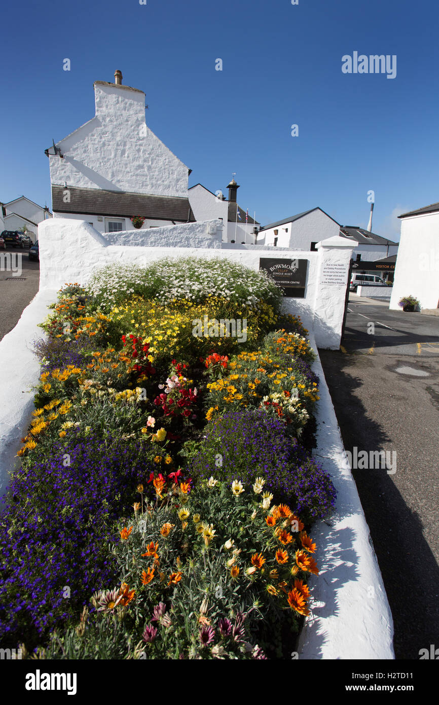 Isola di Islay, Scozia. Vista pittoresca all'ingresso principale del Bowmore Whisky Distillery. Foto Stock