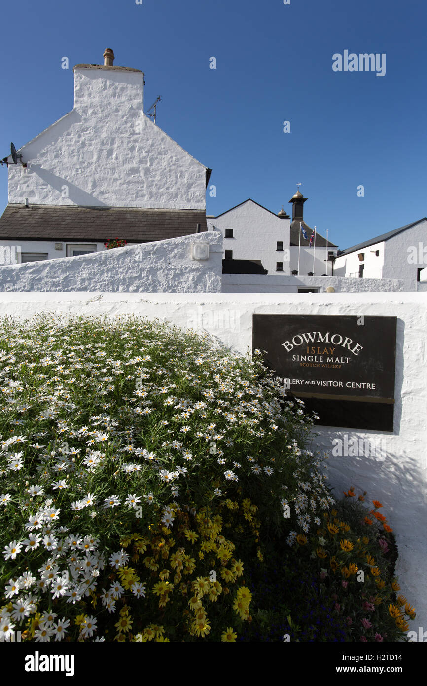 Isola di Islay, Scozia. Vista pittoresca all'ingresso principale del Bowmore Whisky Distillery. Foto Stock