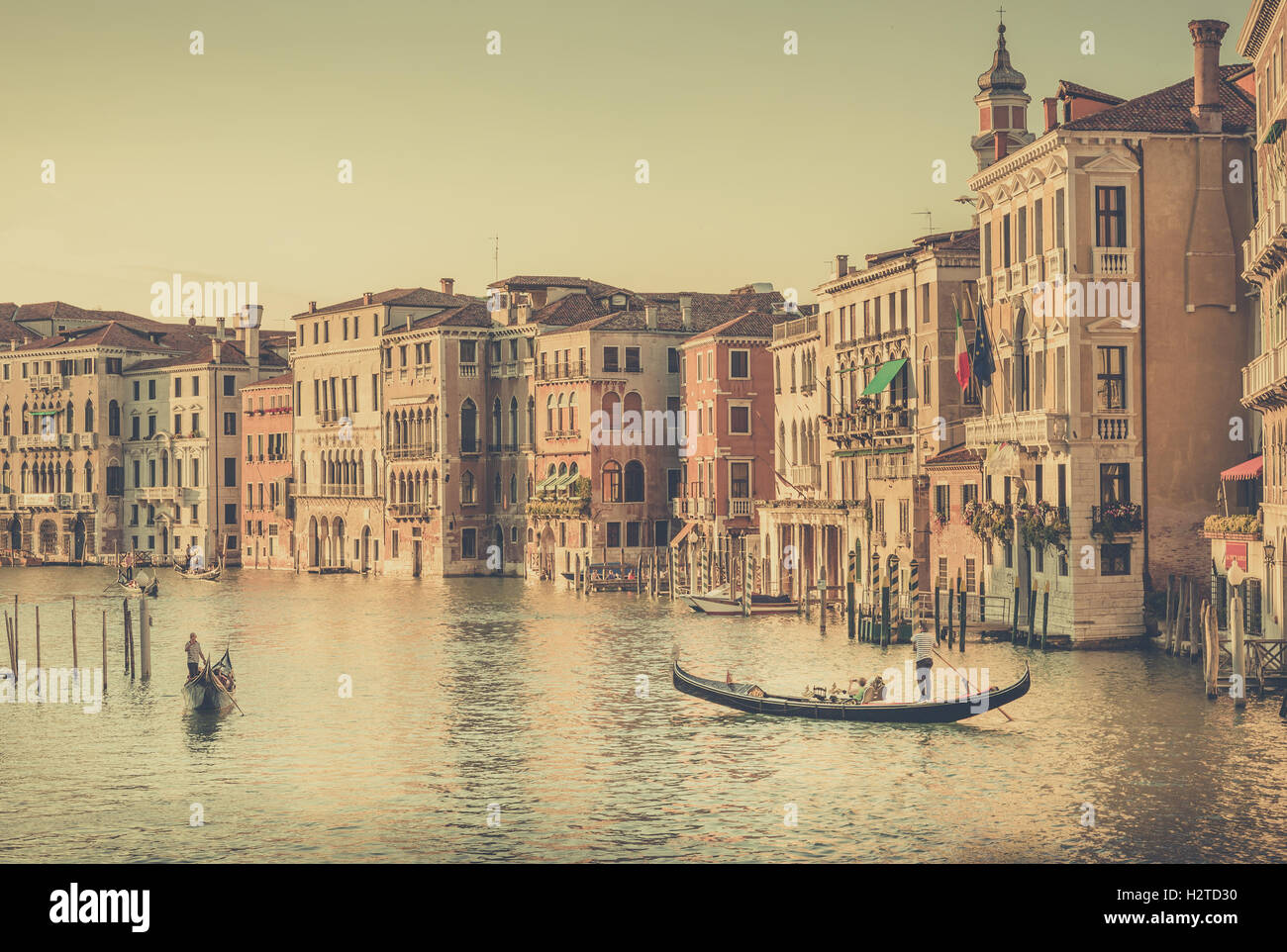 Venezia, Italia - 28 giugno 2015: Canal Grande scenario con i turisti in visita a Venezia, Italia Foto Stock