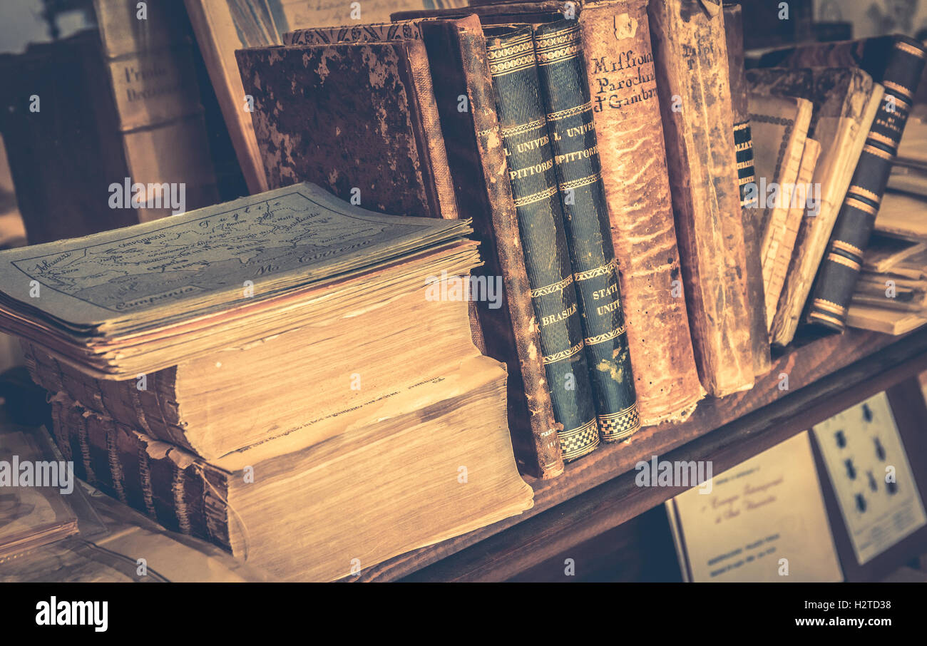 MONTEPULCIANO, Italia - 23 giugno 2015: collezione di libri antichi e mappe in toscano libreria antiquaria nella città di Montepulciano, Foto Stock