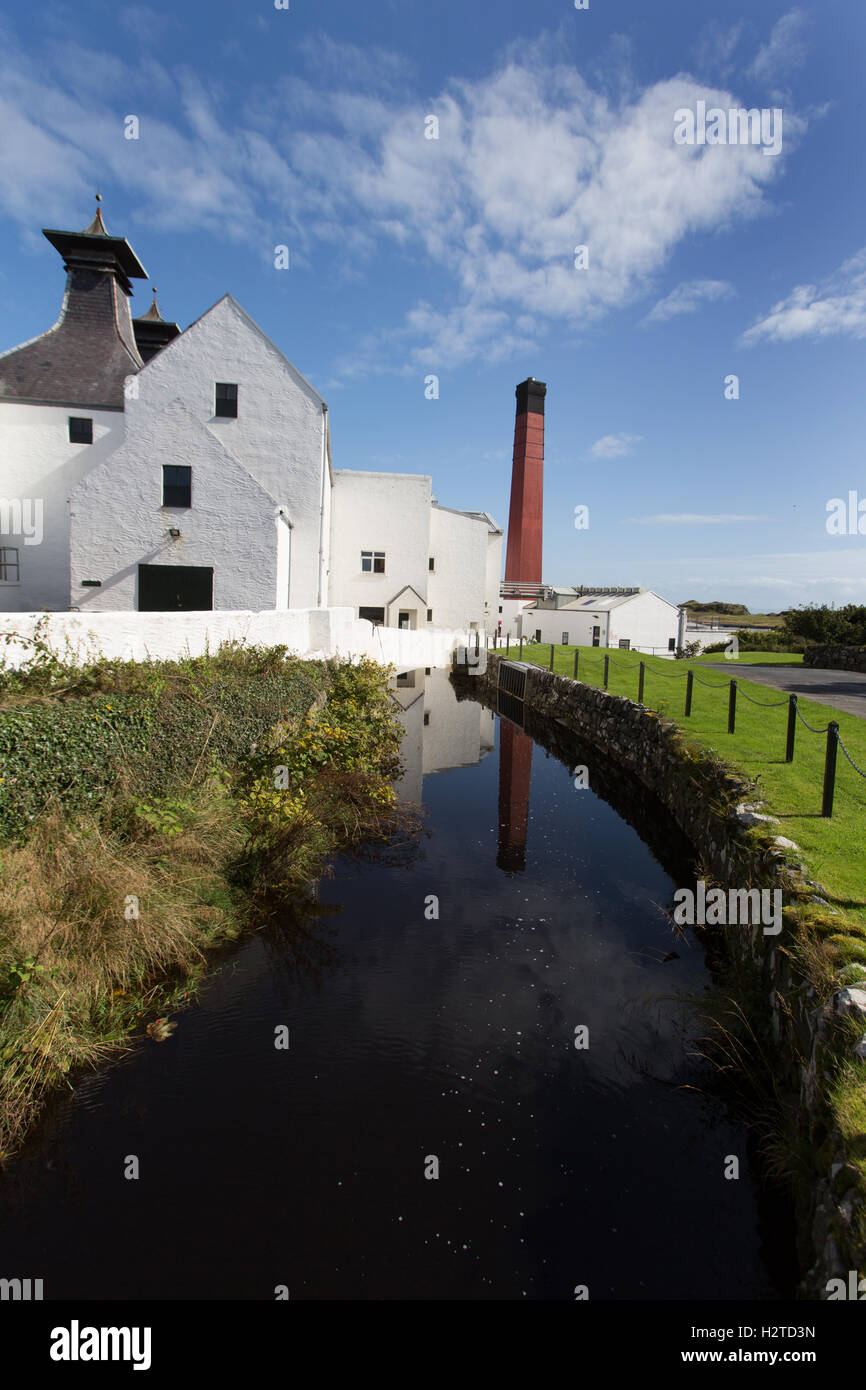 Isola di Islay, Scozia. Vista pittoresca del Lagavulin distillerie di whisky, sulla costa sud dell'isola di Islay. Foto Stock