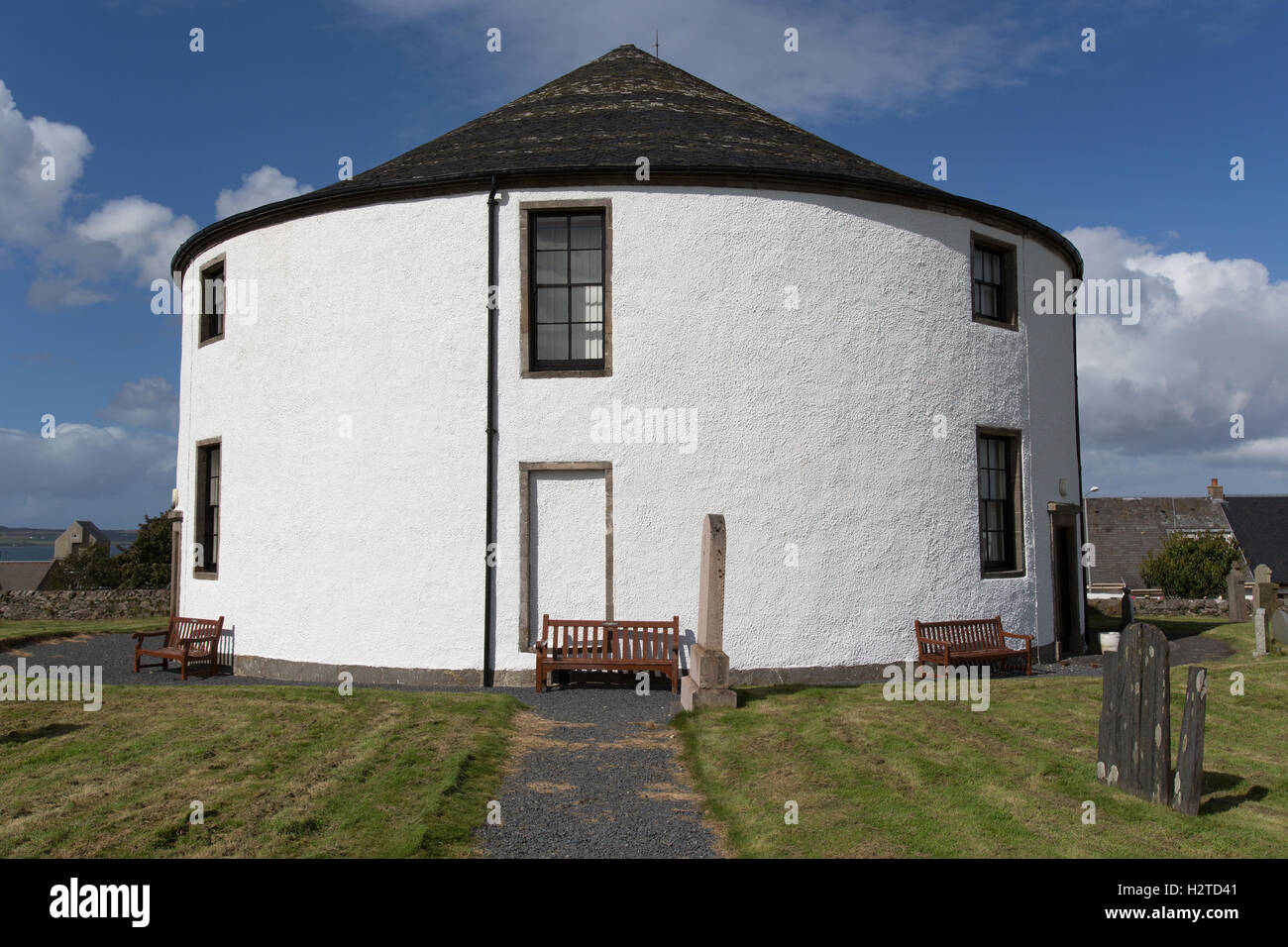 Isola di Islay, Scozia. Vista pittoresca del XVIII secolo la Chiesa di Scozia il turno della Chiesa, nel villaggio di Bowmore. Foto Stock