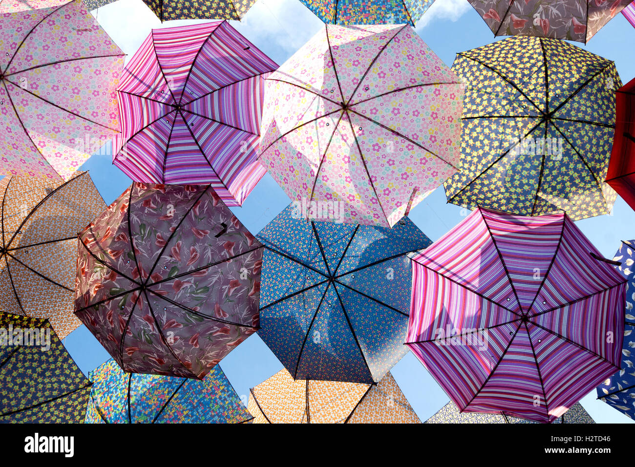 Ombrelloni colorati volare nel cielo Foto Stock