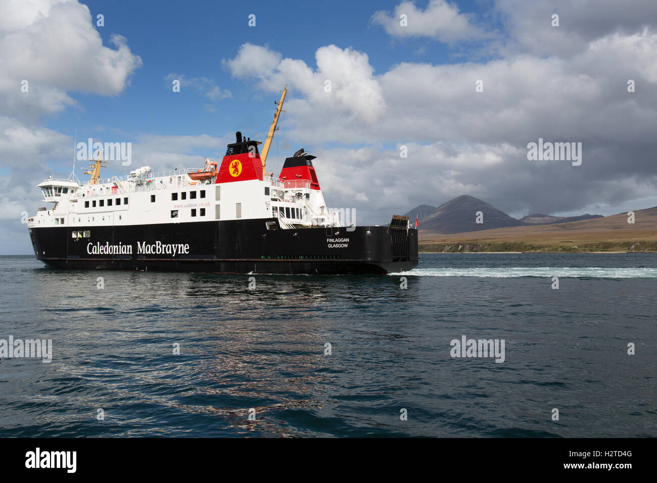 Isola di Islay, Scozia. Il traghetto CalMac Finlaggan MV in transito attraverso il suono di Islay, con l'isola di Jura in background. Foto Stock