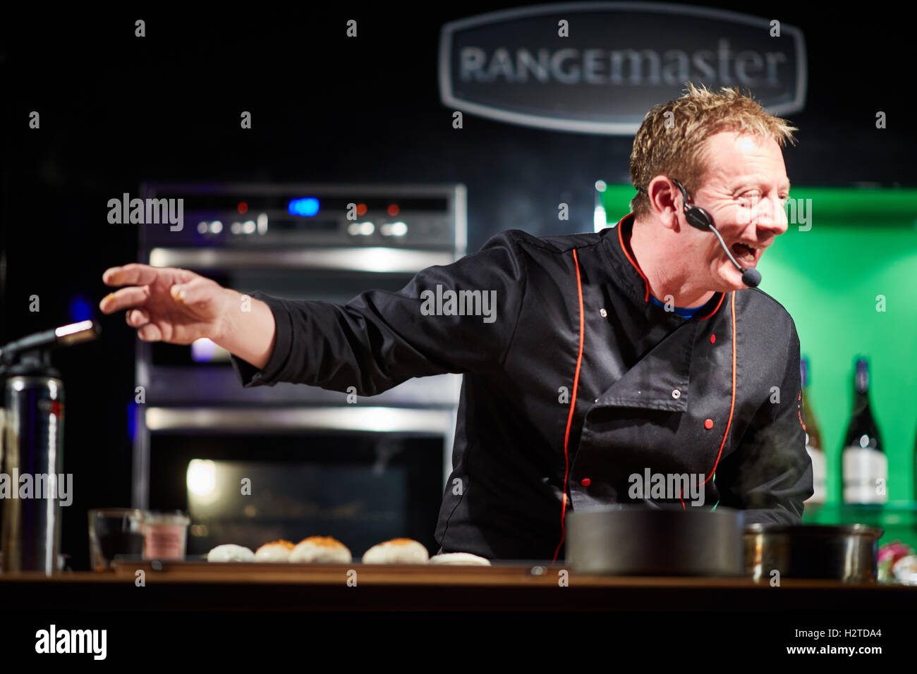 Ex Coronation Street star Sean Wilson Chef allietare maker demo dimostrazione cooking show palco celebrità famose pubblico famoso Foto Stock