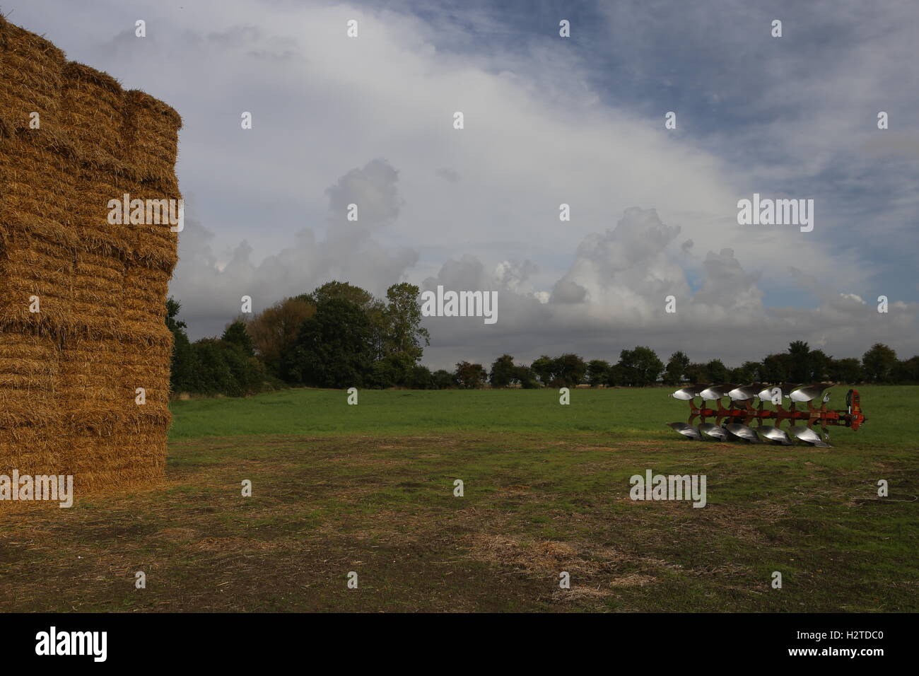 Aratro reversibile balle quadrate in pila Lincolnshire Fenland Big Sky e siepi Foto Stock