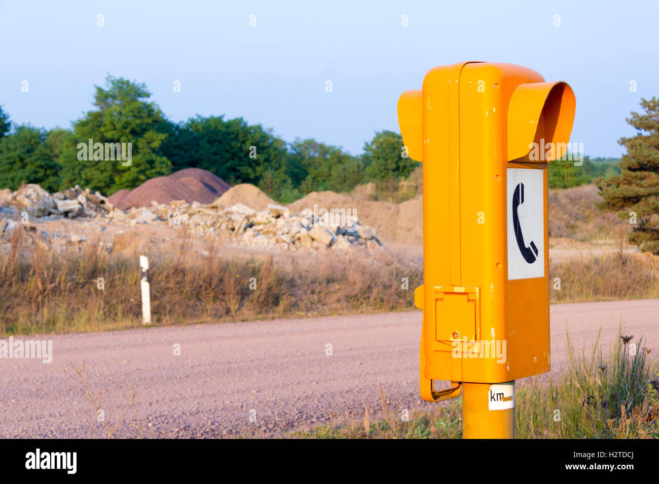 Il tedesco sos call box su una strada vuota Foto Stock