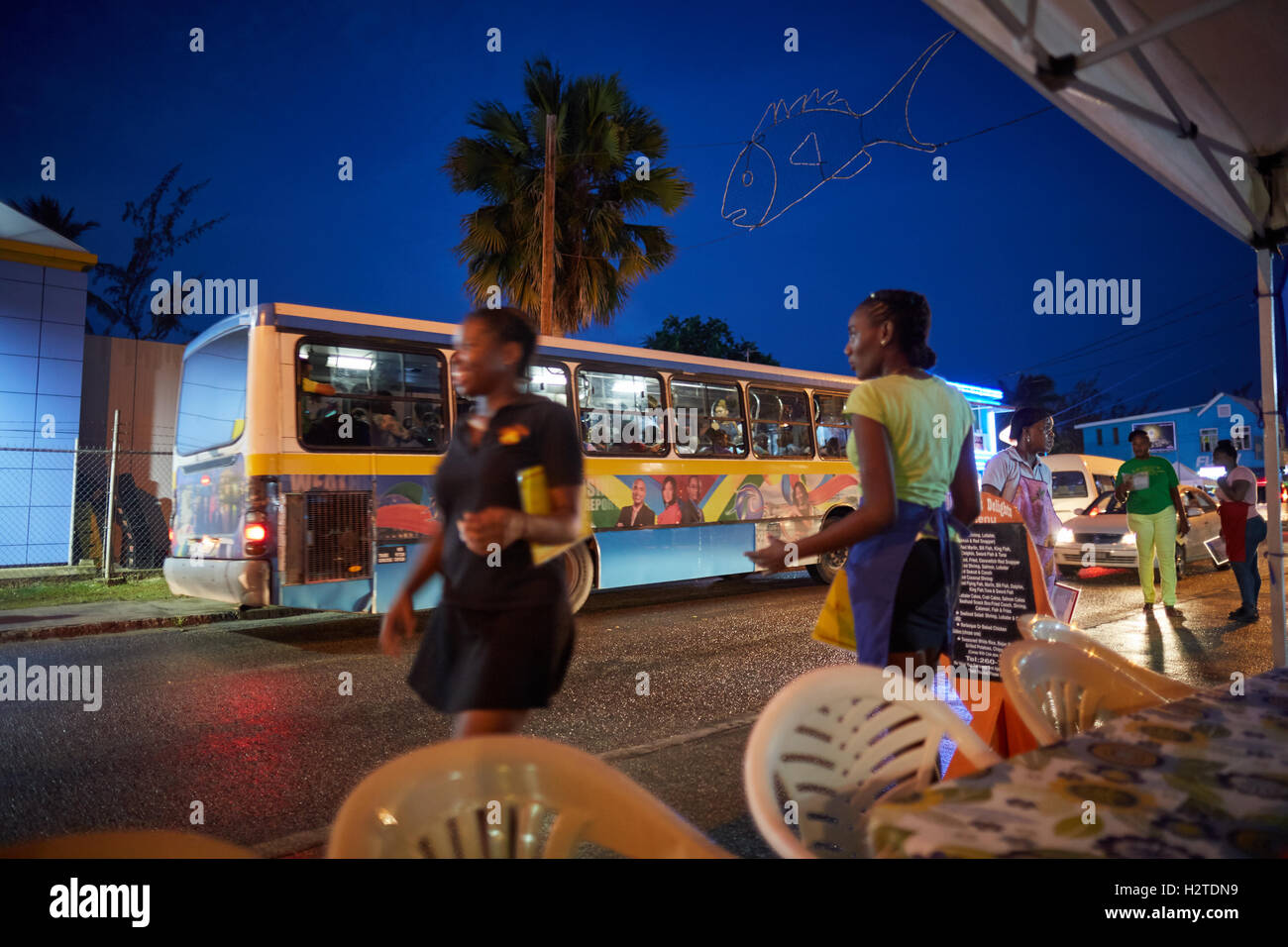 Barbados trasporto bus scheda città costiera parrocchia la Chiesa di Cristo di governo servizio giallo blu strada trafficata trasporti transporter Foto Stock