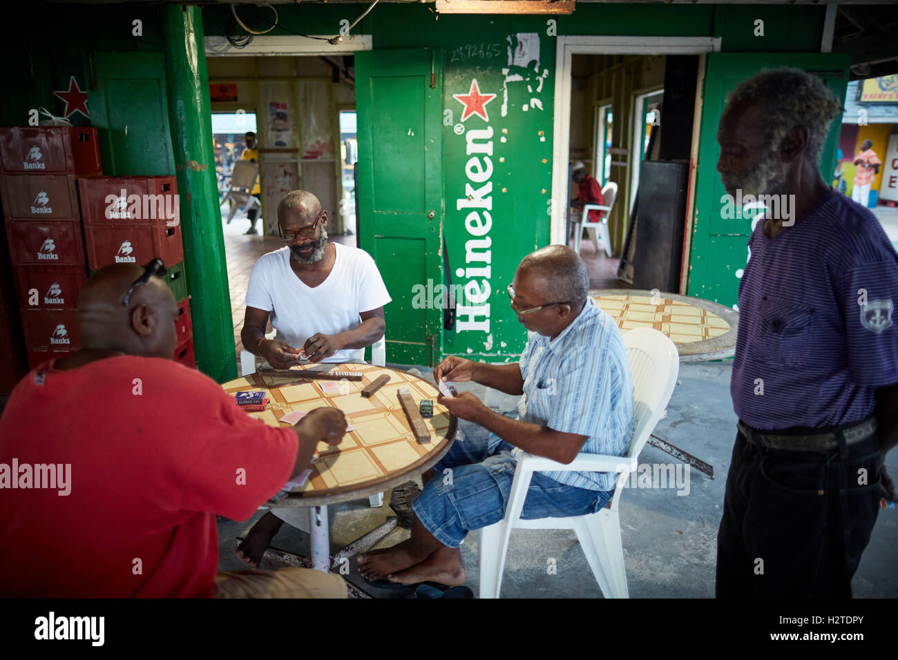 Barbados Oistins chef cucinare la cottura città costiera parrocchia Cristo chiesa del villaggio di pesca i turisti appendere fuori venerdì notte di mercato baz Foto Stock