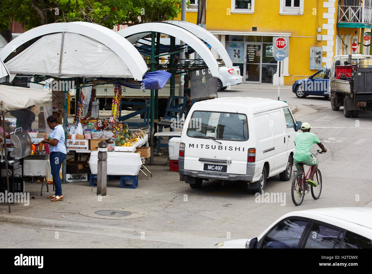 Barbados harbour marina la gente del posto occupato il traffico attorno alla capitale di mercato strada scena di trasporto Mezzi di trasporto del trasportatore T Foto Stock