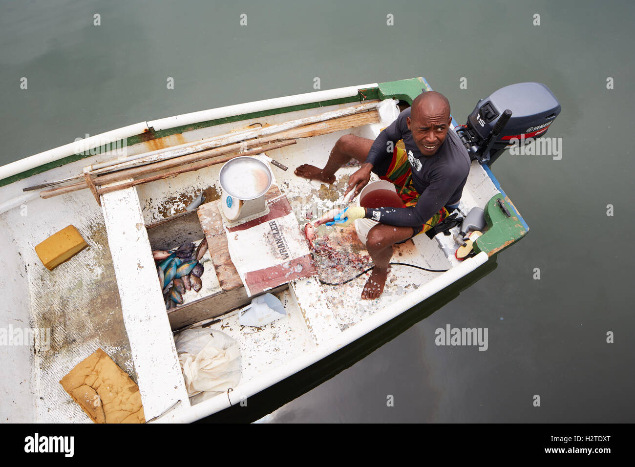 Barbados fisherman barca piccola pesca demolizione business locale trader uomo barca a remi lavoratore operaio pesce pescato poveri rundown r Foto Stock