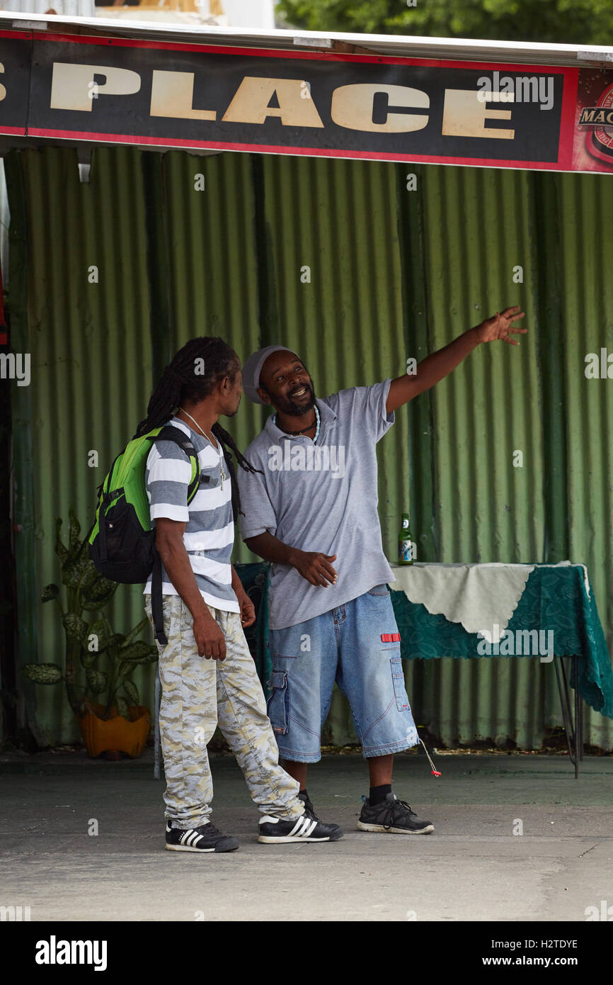 Barbados market place commercianti Bridgetown poveri rundown spazzatura scruffy privi di povertà comune onu ghetto-mantenuto Shabby in attesa Foto Stock