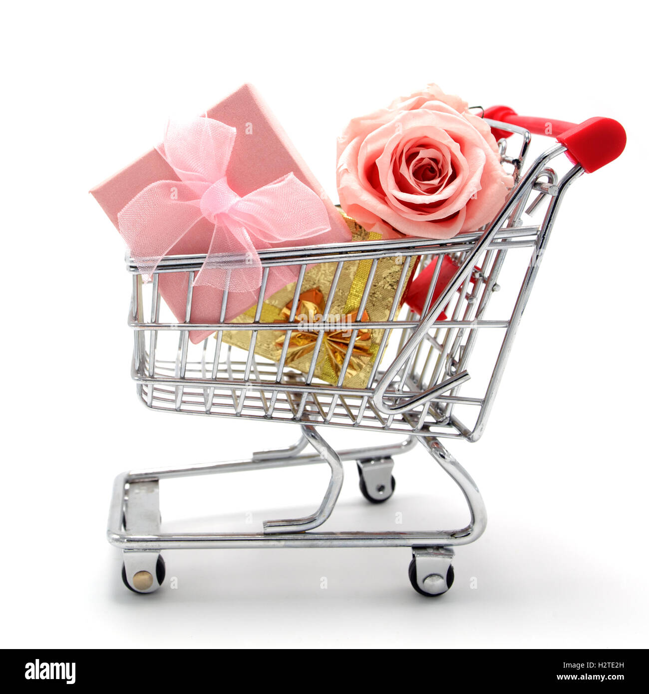 Isolato carrello con confezioni regalo e rose Foto Stock