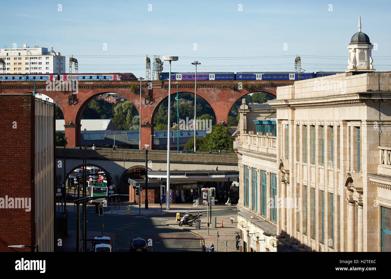 Stockport viadotto centro città Chestergate vista urbano di trasporto Mezzi di trasporto del trasportatore trasportati in viaggio ottenendo circa Foto Stock