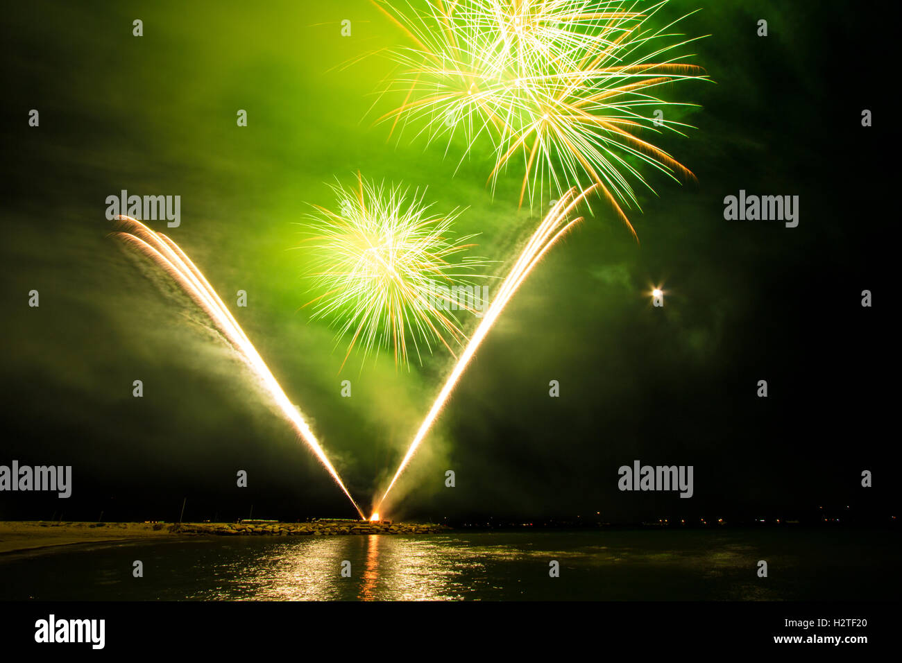 Fuochi d'artificio in acqua sul mare nei pressi di Follonica, Italia Foto Stock