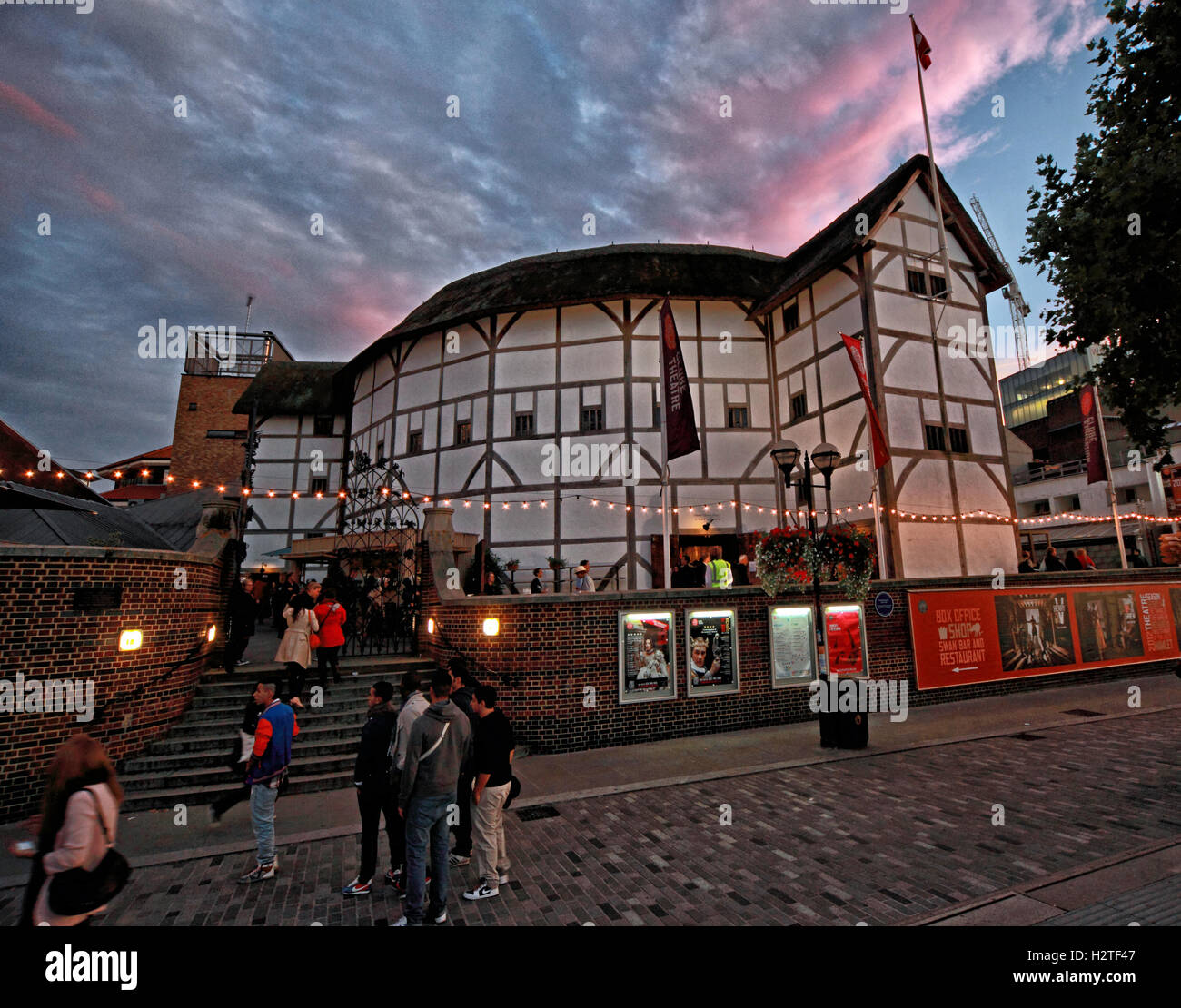 Crepuscolo al Globe Theatre di Shakespeare, 21 New Globe Walk, Bankside, Southwark, Londra, Inghilterra, REGNO UNITO, SE1 9DT Foto Stock