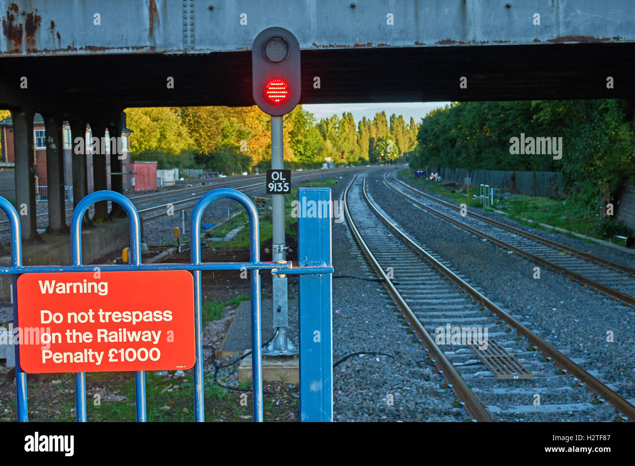 A non sottovalutare segno a Banbury stazione ferroviaria Foto Stock