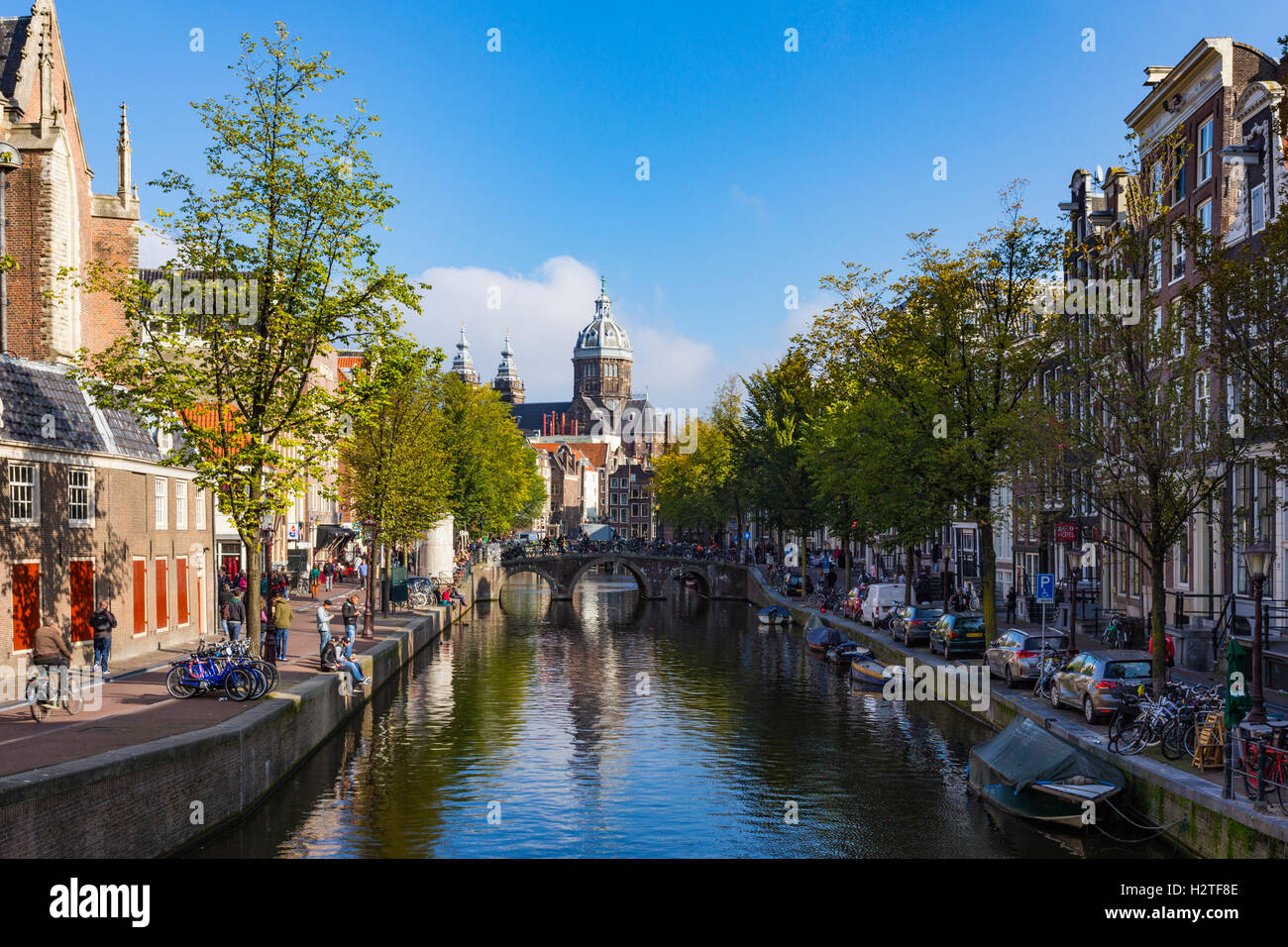 Oudezijds Voorburgwal Canal e la chiesa di San Nicola (Sint-Nicolaaskerk) in background, Amsterdam, Paesi Bassi Foto Stock