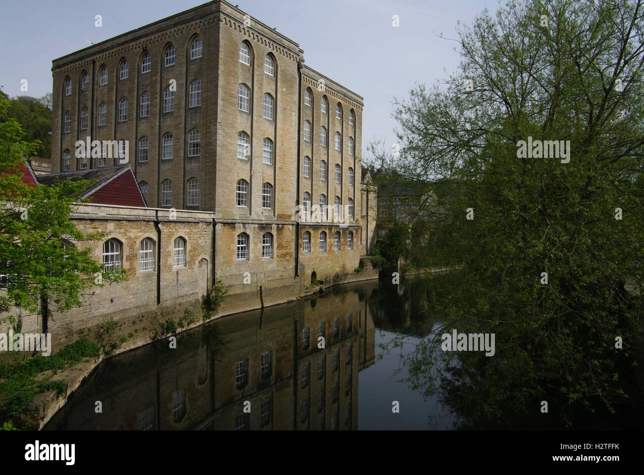 Ex mulino edificio accanto al fiume Avon, Bradford On Avon, Wiltshire, Inghilterra, Regno Unito Foto Stock