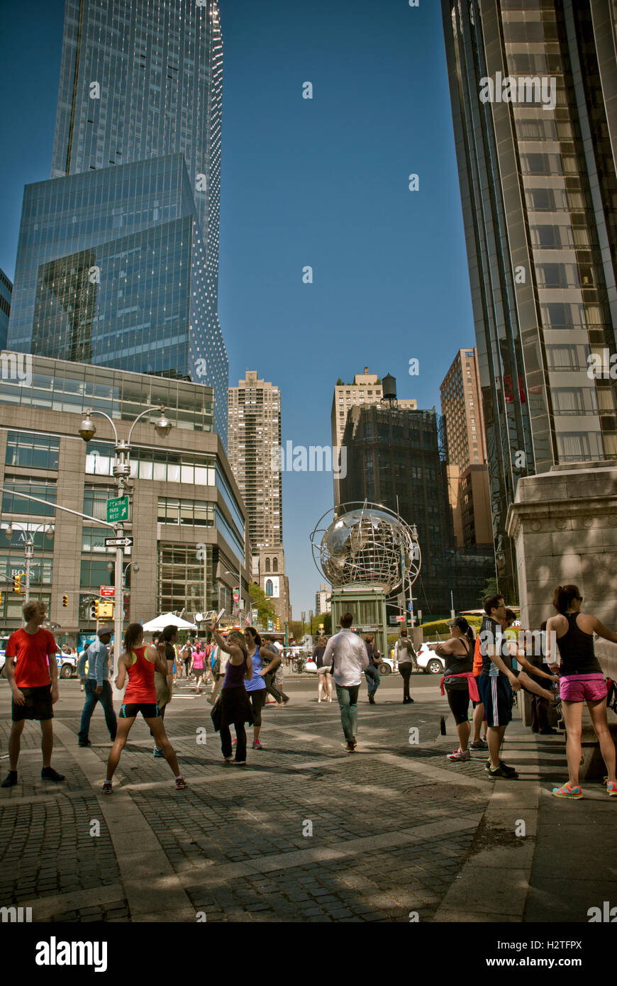 Persone che fanno di routine fitness a Columbus Circle, New York Foto Stock