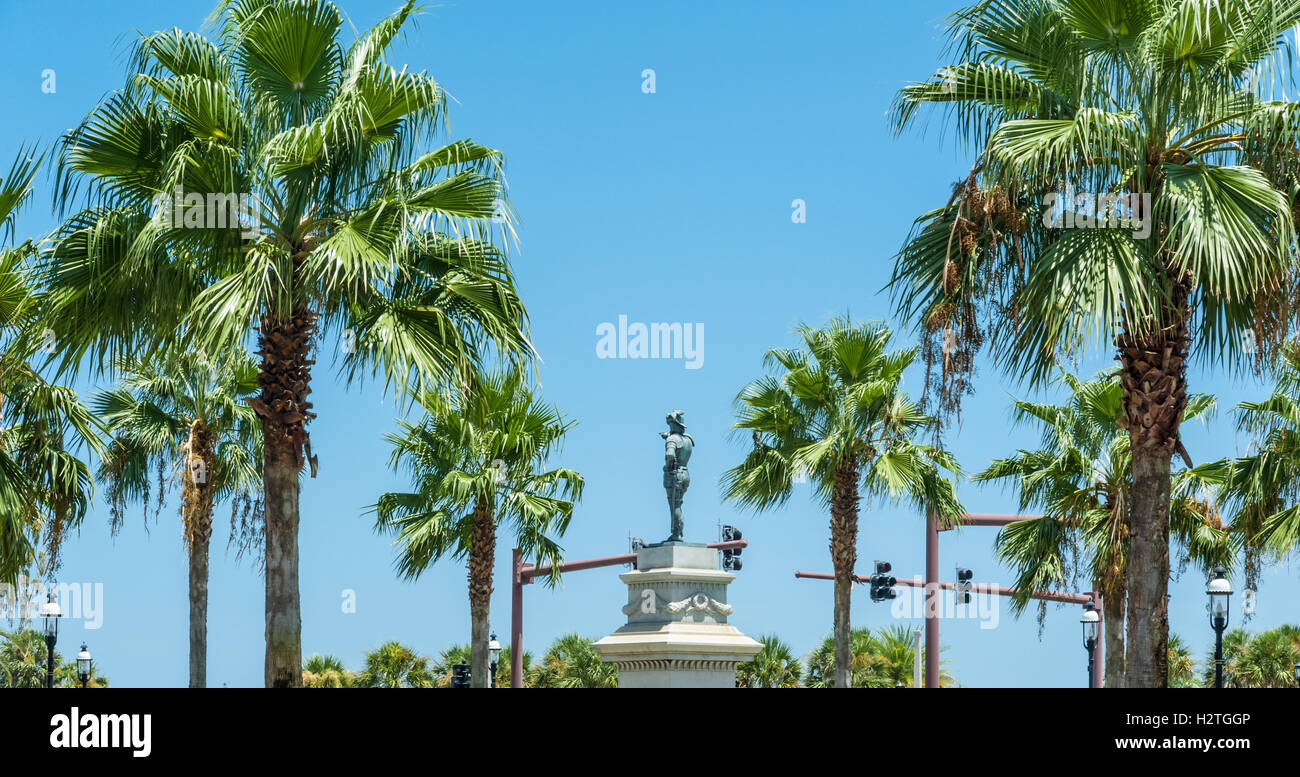 Palme circondano la statua di Ponce de León che sorge lungo la A1A al Ponte dei Leoni nel centro storico di Sant'Agostino, Florida, Stati Uniti d'America. Foto Stock
