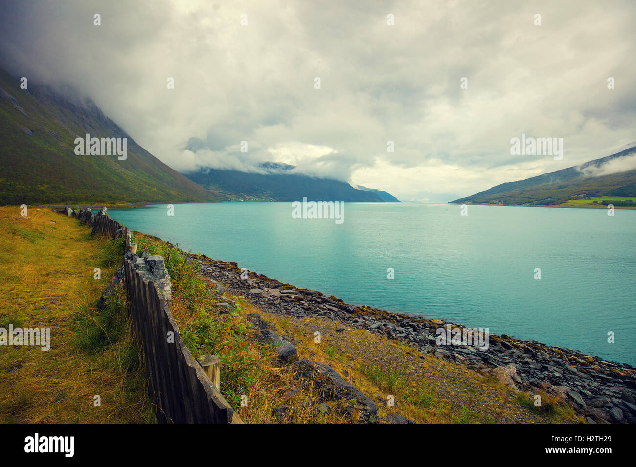 Fjord in condizioni di tempo piovoso con drammatica cielo molto nuvoloso Foto Stock
