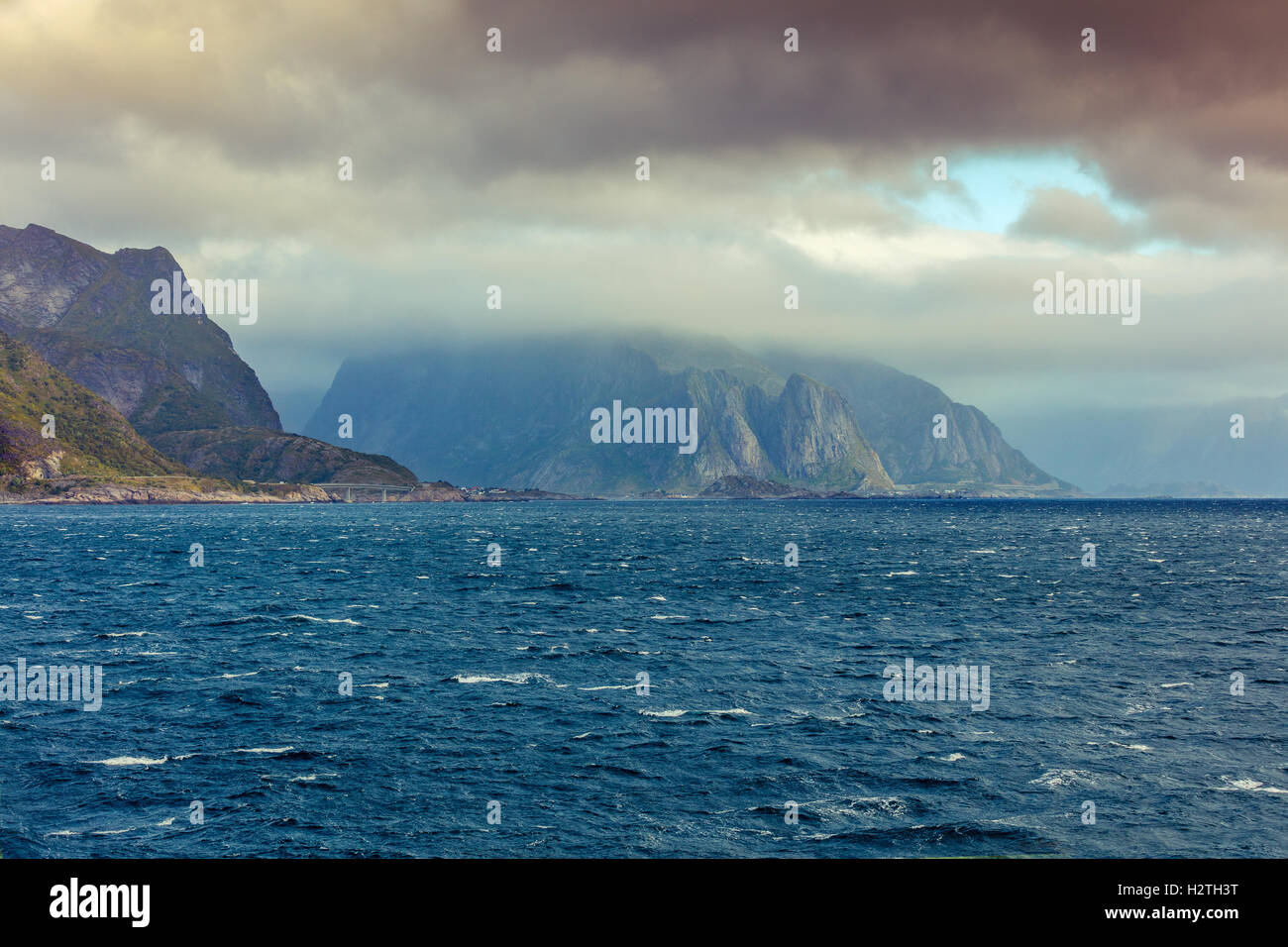 Rocky isole Lofoten mare con drammatica sky Foto Stock