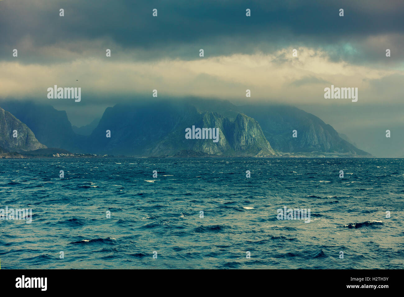 Rocky isole Lofoten mare con drammatica sky Foto Stock
