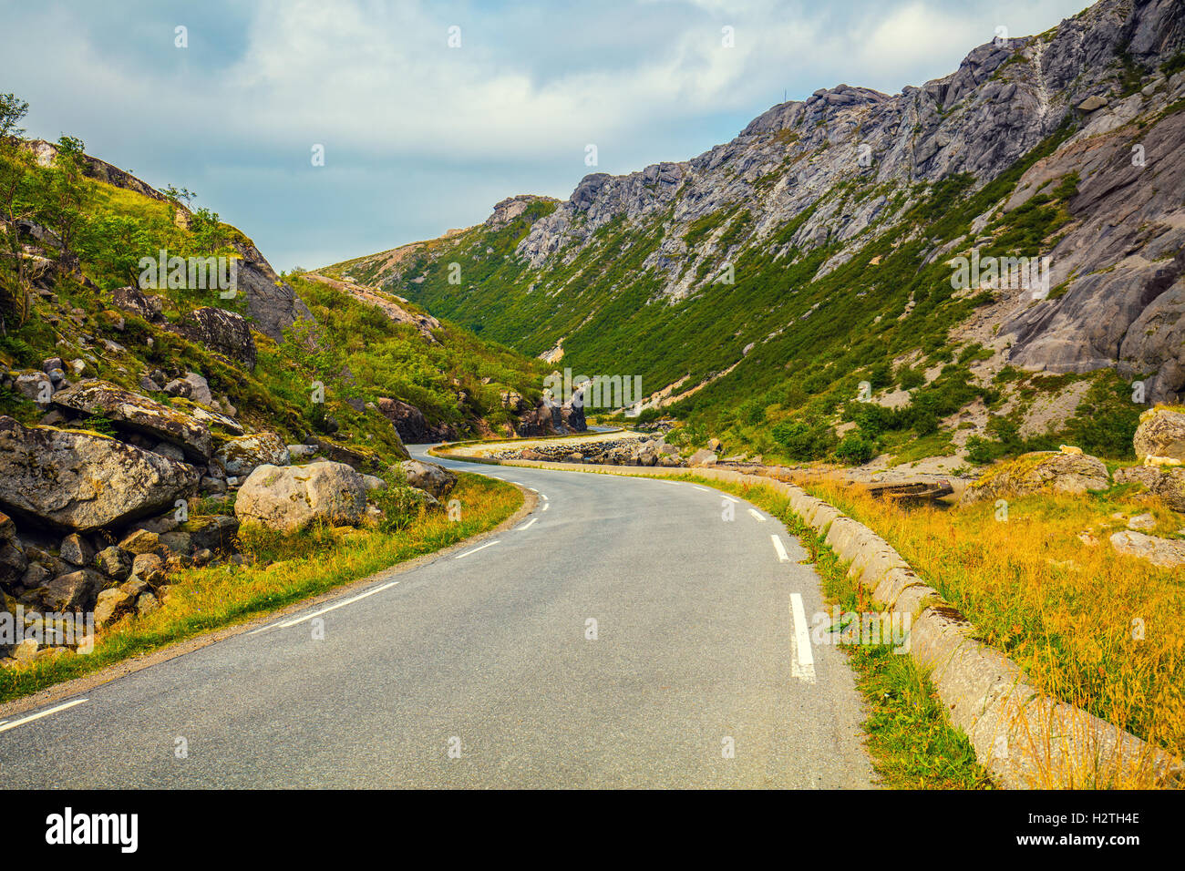 Alla guida di una vettura su una strada di montagna Foto Stock