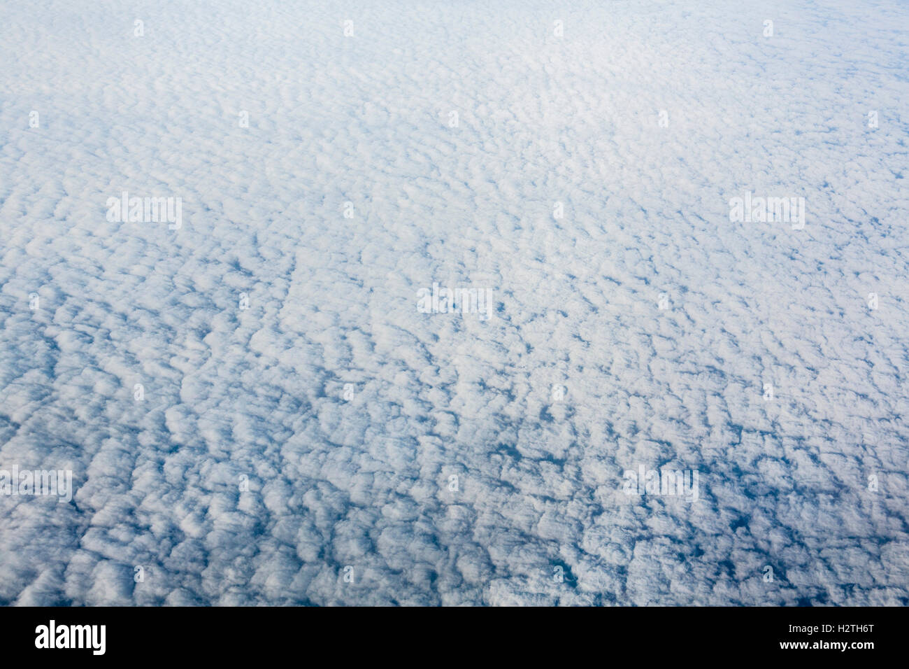 Vista da una finestra di aeromobili battenti oltre le Alpi verso l'Italia. Foto Stock